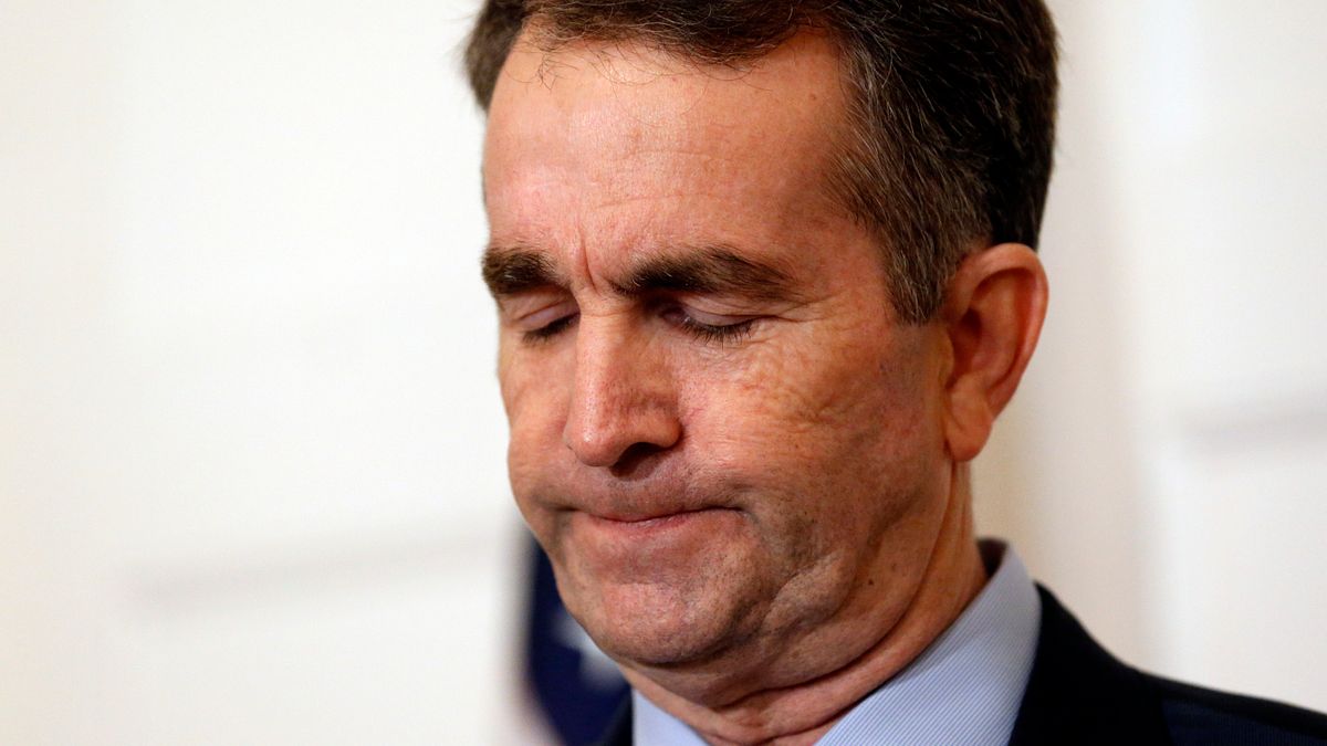 美國維吉尼亞州州長諾桑姆(Ralph Northam)引發種族歧視風暴,許多民眾要求他辭職謝罪(AP) 美國維吉尼亞州州長諾桑姆(Ralph Northam)引發種族歧視風暴,許多民眾要求他辭職謝罪(AP)