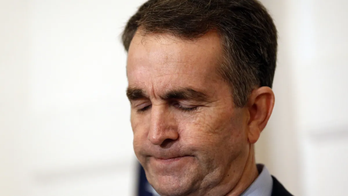 美國維吉尼亞州州長諾桑姆(Ralph Northam)引發種族歧視風暴,許多民眾要求他辭職謝罪(AP)