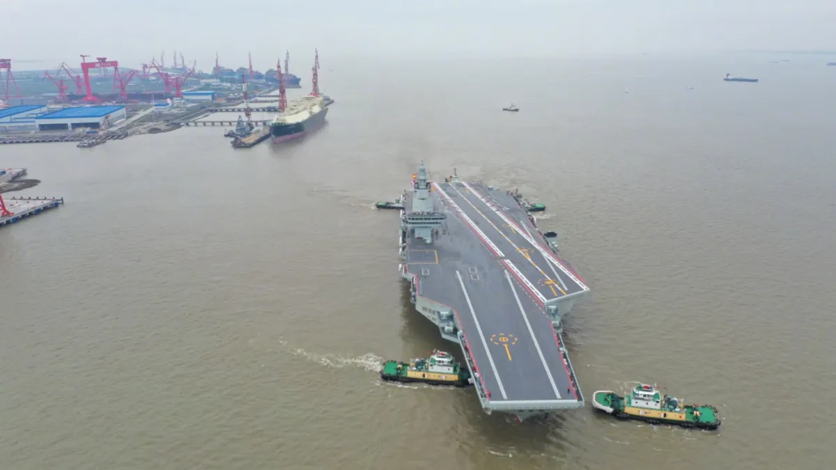 中國海軍第一艘配備電磁動力彈射系統的航空母艦福建艦啟動海試。(人民日報微博)