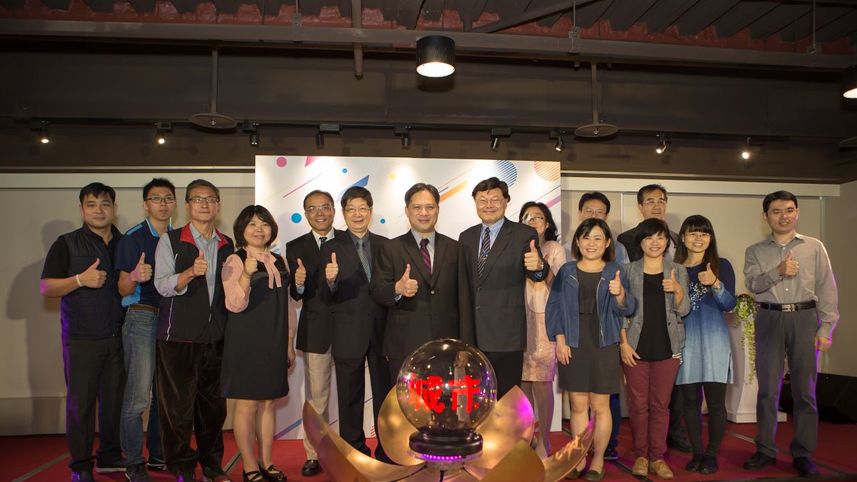 經濟部中小企業處吳明機處長(左七)、執行團隊財團法人中衛發展中心朱興華總經理(右八)、與受輔導廠商代表共襄盛舉參加設計方城市輔導成果發表會。(圖/中衛發展中心提供) 經濟部中小企業處吳明機處長(左七)、執行團隊財團法人中衛發展中心朱興華總經理(右八)、與受輔導廠商代表共襄盛舉參加設計方城市輔導成果發表會。(圖/中衛發展中心提供)