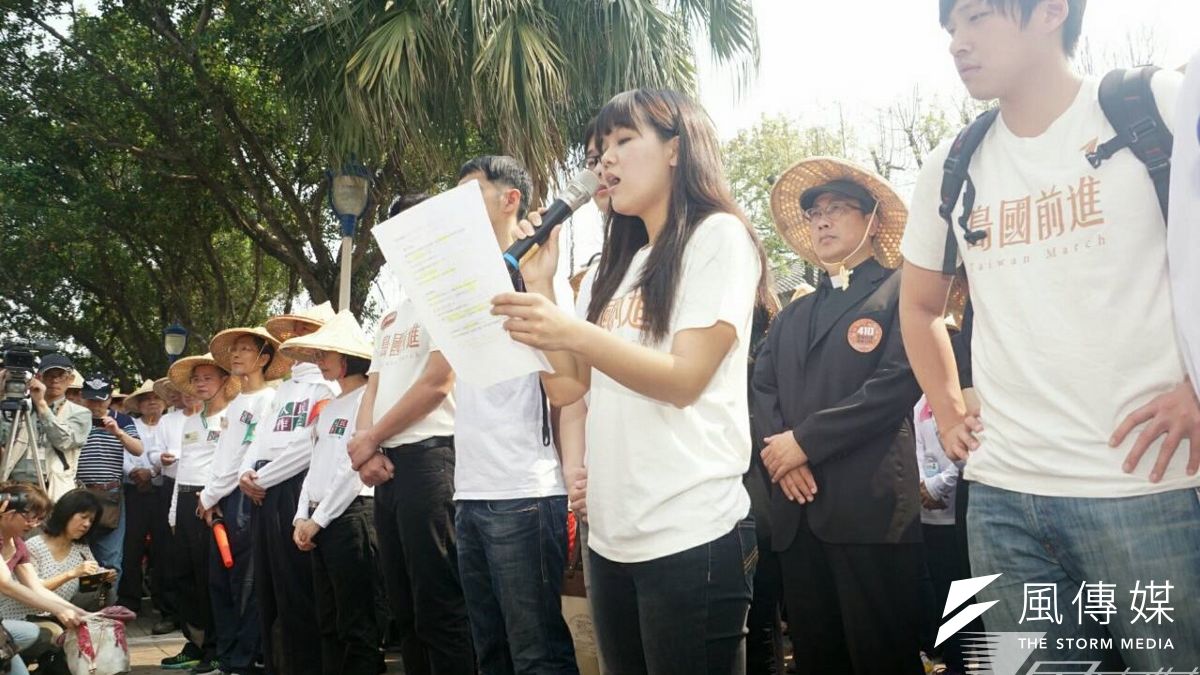 300多人以靜默遊行的方式繞行立法院7圈,訴求立法院修正《公投法》及《選罷法》不合理的規定,並由政大學生念宣言。(蘇仲泓攝) 300多人以靜默遊行的方式繞行立法院7圈,訴求立法院修正《公投法》及《選罷法》不合理的規定,並由政大學生念宣言。(蘇仲泓攝)