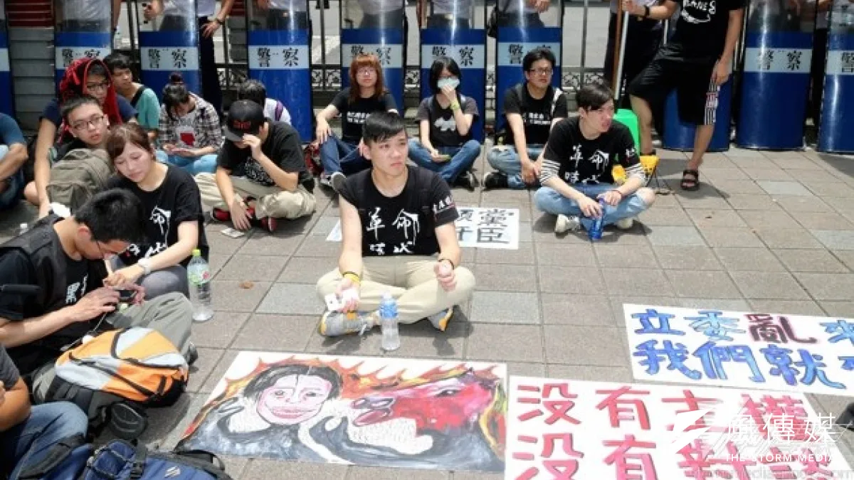 台左維新衝撞過後,靜坐立法院。(吳逸驊攝)
