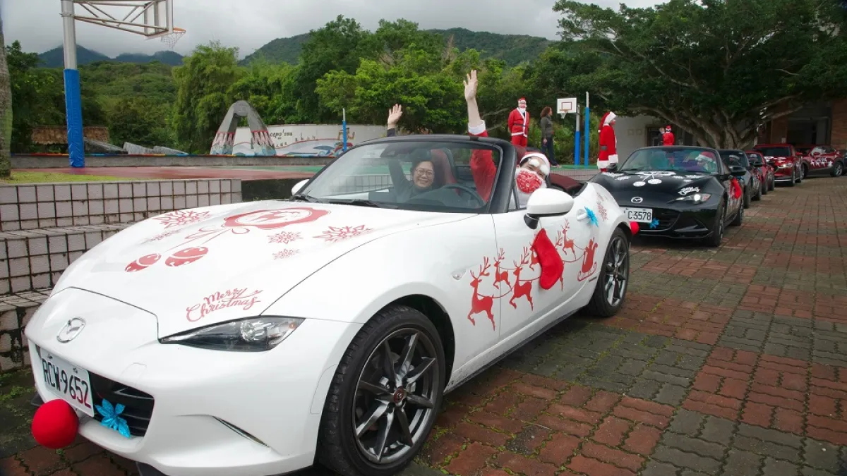 台灣馬自達首次將源自日本MAZDA的「Santa Project」活動延伸至台灣,將溫暖與歡笑傳遞至位處花蓮偏鄉的靜浦國小。(台灣馬自達提供)