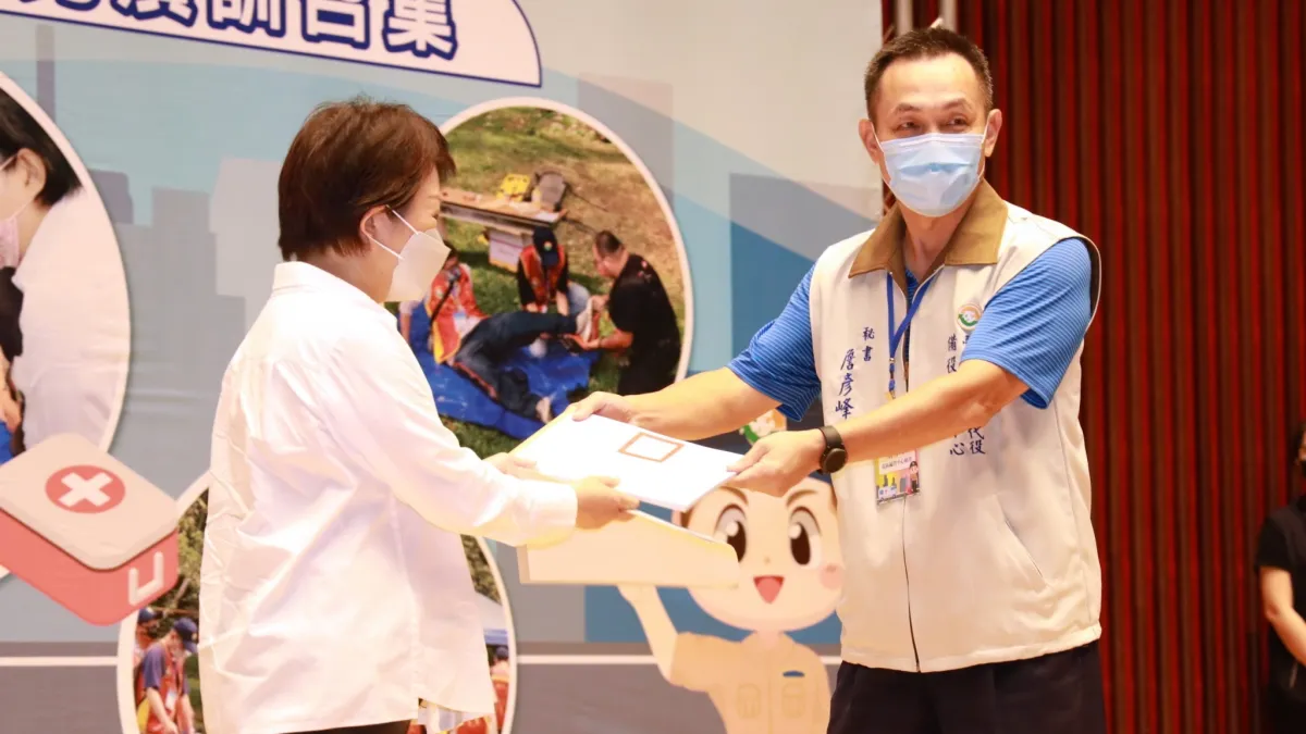 台中市111年替代役備役役男演訓召集,台中市長盧秀燕(左)交接名冊。(圖/台中市政府)
