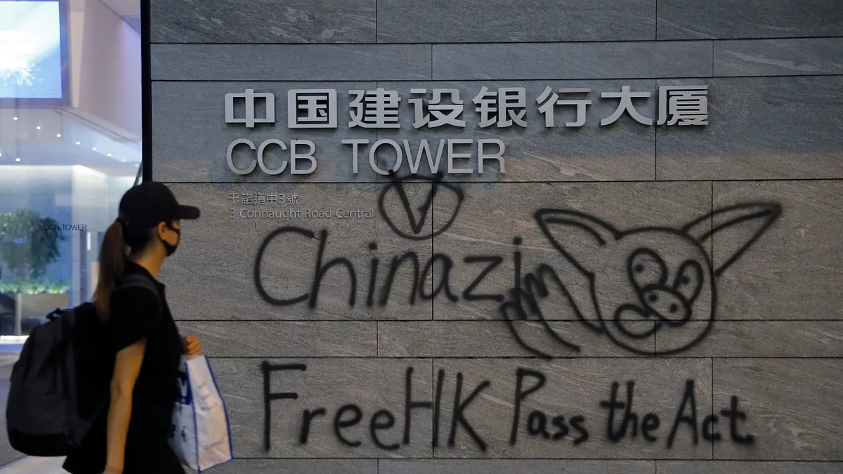 香港「親中」企業、商家近來遭「反送中」抗爭者破壞。(AP)