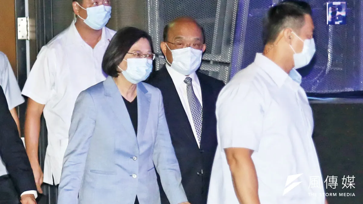 蔡英文(左二)與蘇貞昌(右二)先後對長榮女大生命案向家屬道歉。(柯承惠 攝)