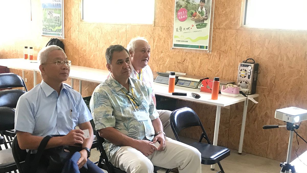 南美洲智利復活節島市長艾德門茲(中)來訪台灣參訪「畦遊季有機農場」,交流有機農產業相關技術及經營模式。 (圖/新北市農業局提供) 南美洲智利復活節島市長艾德門茲(中)來訪台灣參訪「畦遊季有機農場」,交流有機農產業相關技術及經營模式。 (圖/新北市農業局提供)