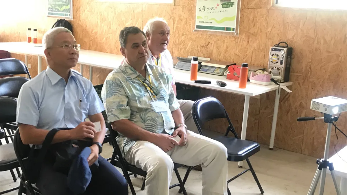南美洲智利復活節島市長艾德門茲(中)來訪台灣參訪「畦遊季有機農場」,交流有機農產業相關技術及經營模式。 (圖/新北市農業局提供)