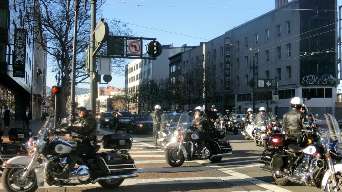 舊金山警方以高規格接待蔡英文過境,派出60輛警車護送車隊。(讀者提供)
