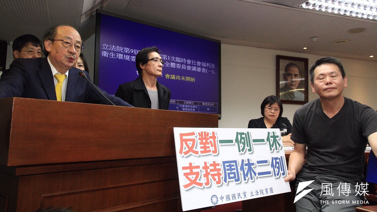 立委林淑芬突然拒審過去參與討論的政院版「一例一休」草案,使部分民進黨立委非常不滿,不過黨團總召柯建銘強調「砲口不對內」。(曾原信攝) 立委林淑芬突然拒審過去參與討論的政院版「一例一休」草案,使部分民進黨立委非常不滿,不過黨團總召柯建銘強調「砲口不對內」。(曾原信攝)