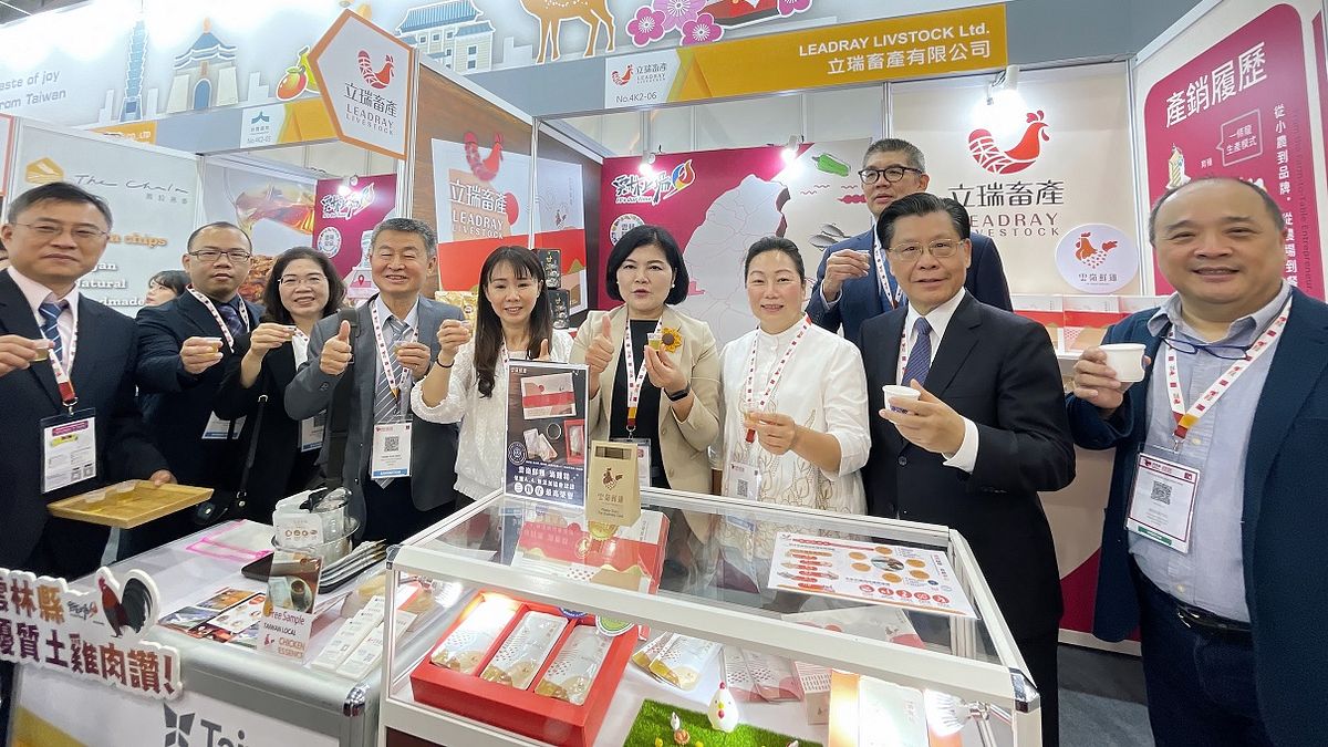 雲林縣長張麗善率領縣內農會、農民團體及業者參加2023新加坡國際食品展推,推廣「雲林良品」。(圖/雲林縣政府農業處提供) 雲林縣長張麗善率領縣內農會、農民團體及業者參加2023新加坡國際食品展推,推廣「雲林良品」。(圖/雲林縣政府農業處提供)