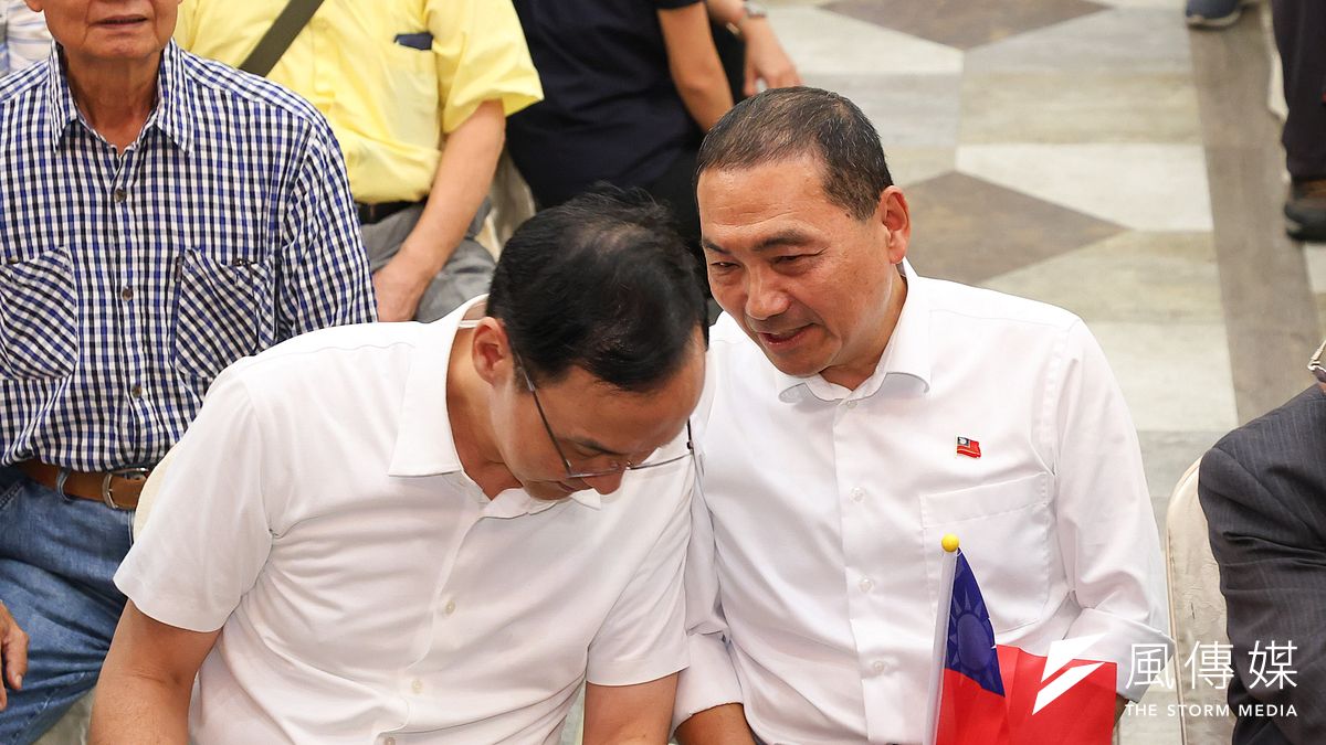 國民黨主席朱立倫(左起)、總統參選人侯友宜19日出席中華民國警系挺侯後援總會成立大會,受訪時針對藍白合「卡關」做出回應。(顏麟宇攝) 國民黨主席朱立倫(左起)、總統參選人侯友宜19日出席中華民國警系挺侯後援總會成立大會,受訪時針對藍白合「卡關」做出回應。(顏麟宇攝)