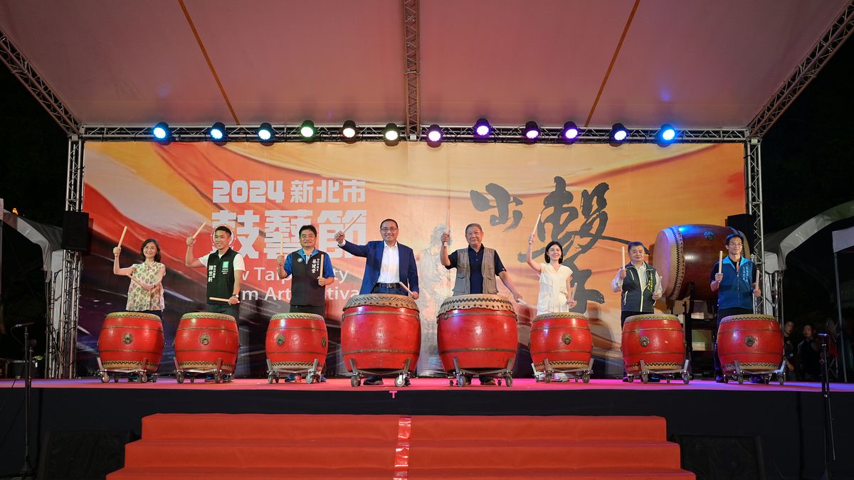 新北市長侯友宜擊鼓,呼應2024新北市鼓藝節主題「出擊」,宣告鼓藝節巡演正式起跑。(圖/新北市政府文化局提供) 新北市長侯友宜擊鼓,呼應2024新北市鼓藝節主題「出擊」,宣告鼓藝節巡演正式起跑。(圖/新北市政府文化局提供)