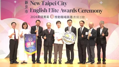 張明文局長(右4)與出席活動貴賓合影。(圖/新北市教育局提供)