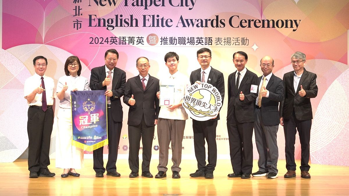 張明文局長(右4)與出席活動貴賓合影。(圖/新北市教育局提供)