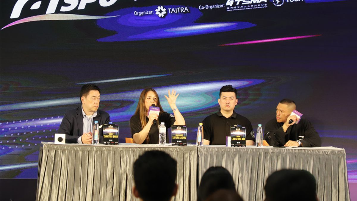 圖:裁判長SAYURI SASAKI(左2) 。(圖/健身工廠提供) 圖:裁判長SAYURI SASAKI(左2) 。(圖/健身工廠提供)