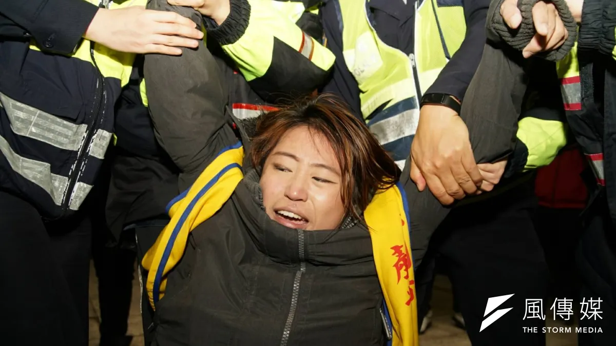 勞團不滿勞基法修法,在台北車站臥軌抗義,與警方發生衝突。(攝影盧逸峰)