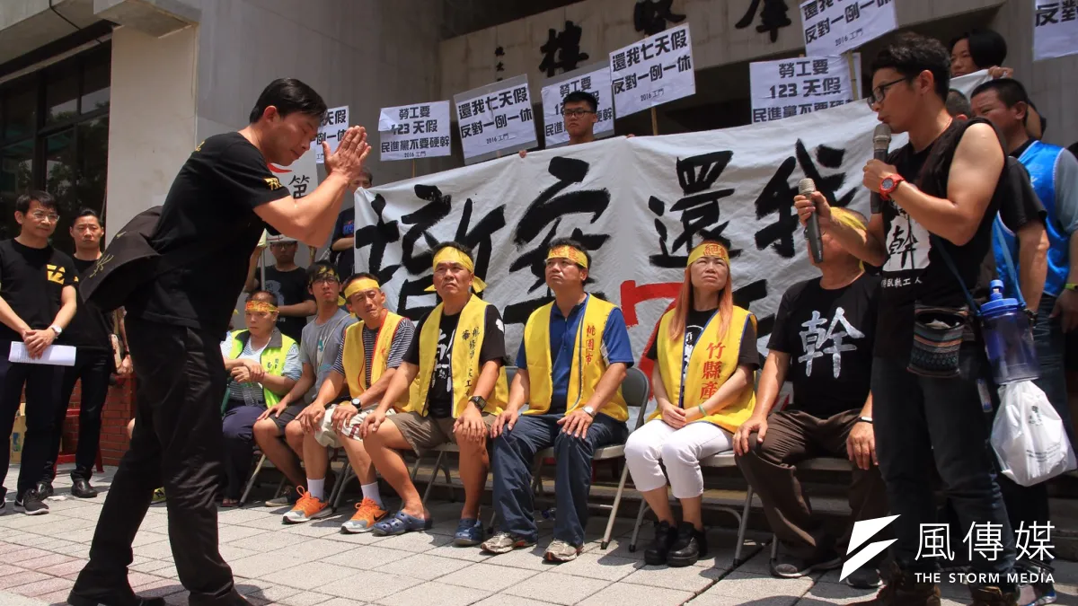 勞團爭取「二例」與7天國定假日,在最壞時刻爭取最佳勞工權益。(曾原信攝)