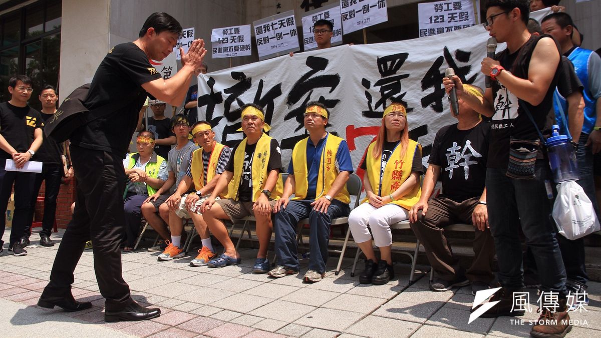 勞團爭取「二例」與7天國定假日,在最壞時刻爭取最佳勞工權益。(曾原信攝) 勞團爭取「二例」與7天國定假日,在最壞時刻爭取最佳勞工權益。(曾原信攝)