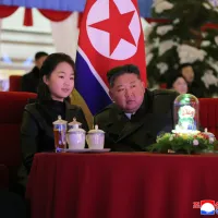 北韓跨年慶典上,金正恩(右)帶著女兒金主愛(中)、妻子李雪主親臨觀賞表演。(美聯社) 北韓跨年慶典上,金正恩(右)帶著女兒金主愛(中)、妻子李雪主親臨觀賞表演。(美聯社)