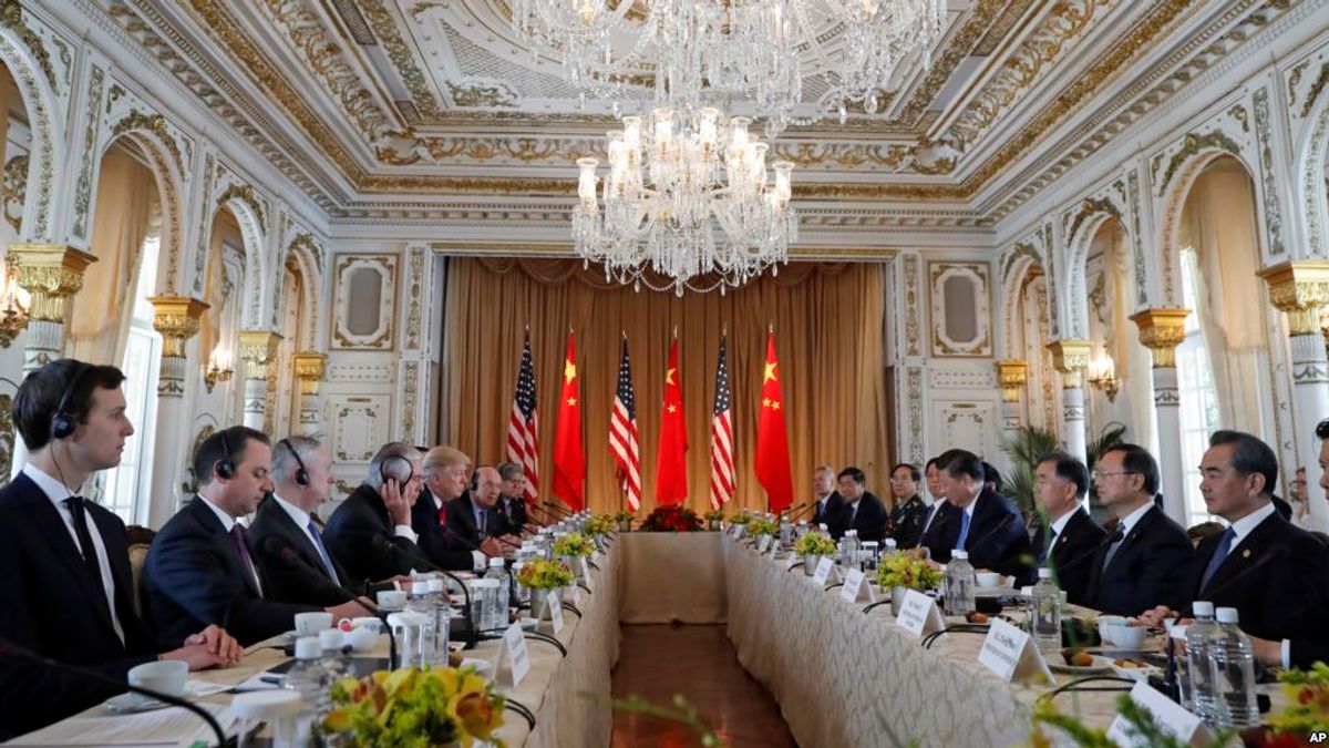 美國總統川普及其手下高官同中國主席習近平及其手下高官在海湖莊園舉行雙邊會談。(美國之音) 美國總統川普及其手下高官同中國主席習近平及其手下高官在海湖莊園舉行雙邊會談。(美國之音)