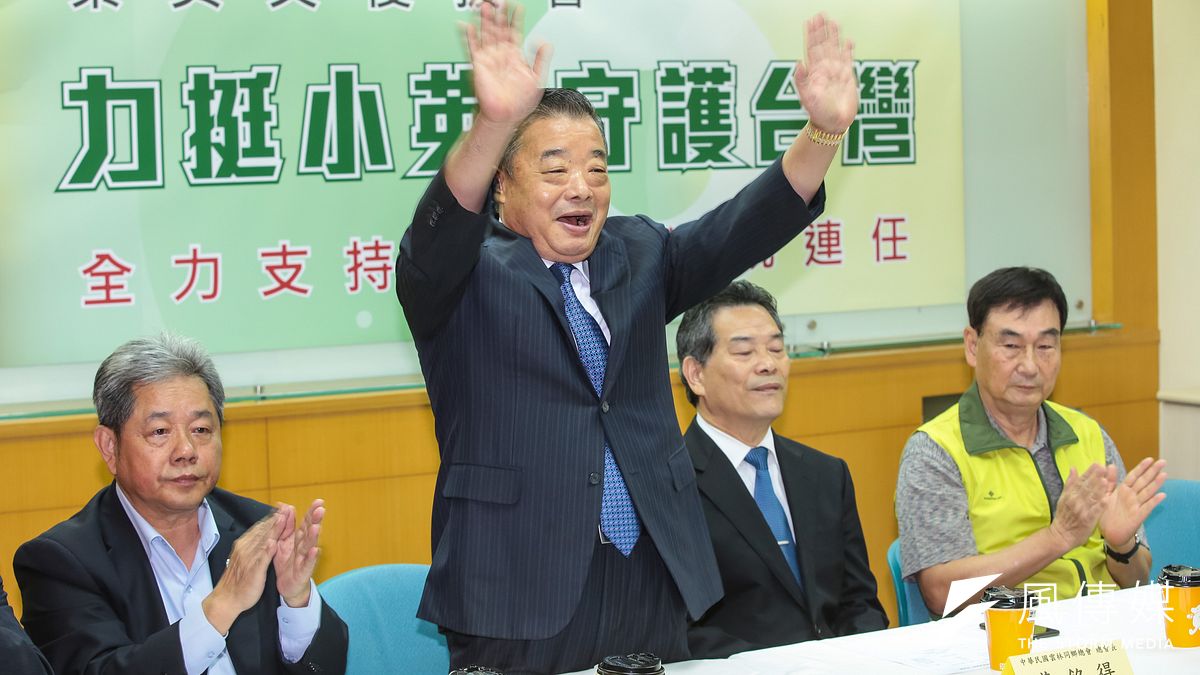 20190522-世界彰化同鄉會總會長蔡天啟與全國各縣市旅外同鄉會22日一同召開「力挺小英守護台灣,支持小英連任2020總統」記者會。(顏麟宇攝) 20190522-世界彰化同鄉會總會長蔡天啟與全國各縣市旅外同鄉會22日一同召開「力挺小英守護台灣,支持小英連任2020總統」記者會。(顏麟宇攝)