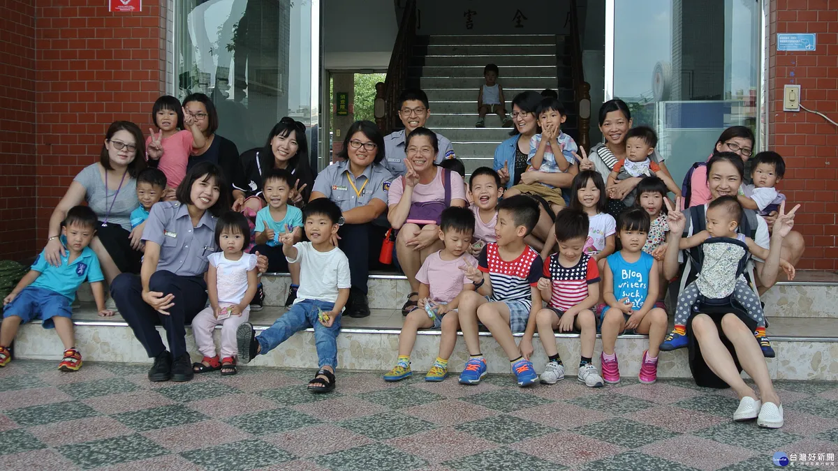 親子團幼兒小尖兵參訪楊梅警分局:長大要當警察 親子團幼兒小尖兵參訪楊梅警分局:長大要當警察