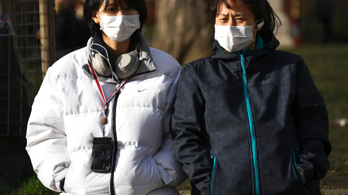 作者認為,為因應武漢肺炎,政府的政黨會議、立院共識,跟媒體之間的溝通都很重要,人性亦須循循善誘。(資料照,美聯社)