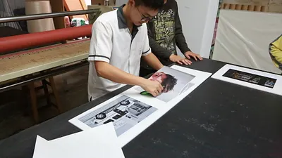 數位美術設計體驗除了設計軟體操作,也讓學生將影像創作製成實品。(圖/臺中市就業服務處提供)