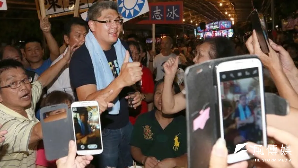 國民黨台北市長連勝文24日接受三立電視訪問,坦言當年批﹂大明王朝」是不夠圓融。圖為晚上在北投拉票,支持群眾爭相拿起手機拍照。(吳逸驊攝)