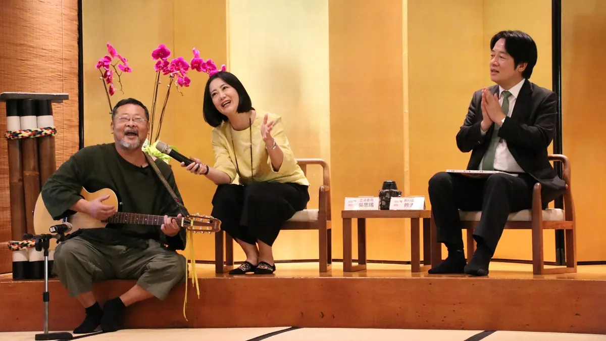 行政院長賴清德(右)今日下午前往北投參加爭取立委連任的吳思瑤(中)新書發表會。(吳思瑤辦公室提供) 行政院長賴清德(右)今日下午前往北投參加爭取立委連任的吳思瑤(中)新書發表會。(吳思瑤辦公室提供)