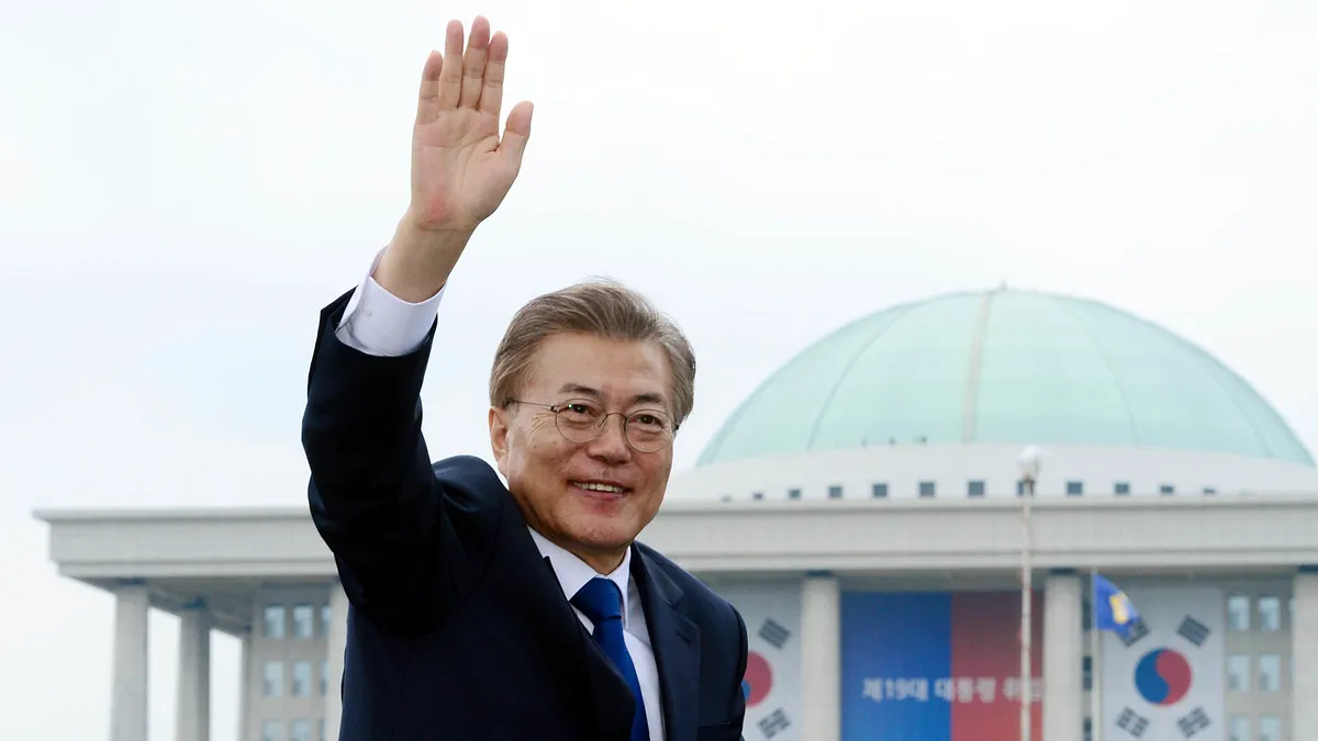 文在寅10日在宣誓就職後在國會外向民眾揮手致意。(美聯社)