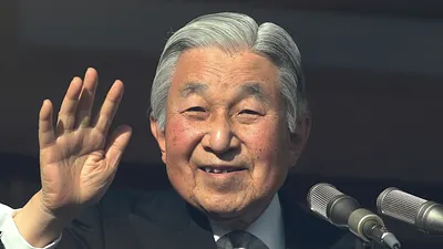 日本明仁天皇23日歡度83歲生日,向祝賀民眾揮手。(AP)