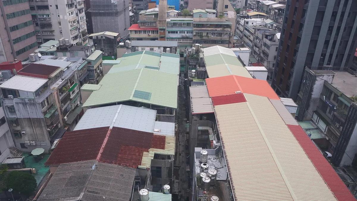 台灣進入高齡社會,許多屋齡超過30年的公寓、透天正在老化。(圖/顏麟宇攝) 台灣進入高齡社會,許多屋齡超過30年的公寓、透天正在老化。(圖/顏麟宇攝)