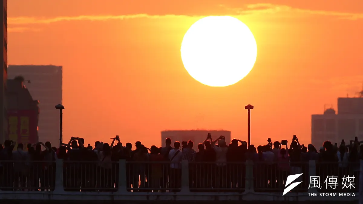 中央氣象局的懸日預報指出,4月29日至5月1日在台北市新生高架以西的忠孝東西路,傍晚有機會欣賞到懸日。(資料照,顏麟宇攝)