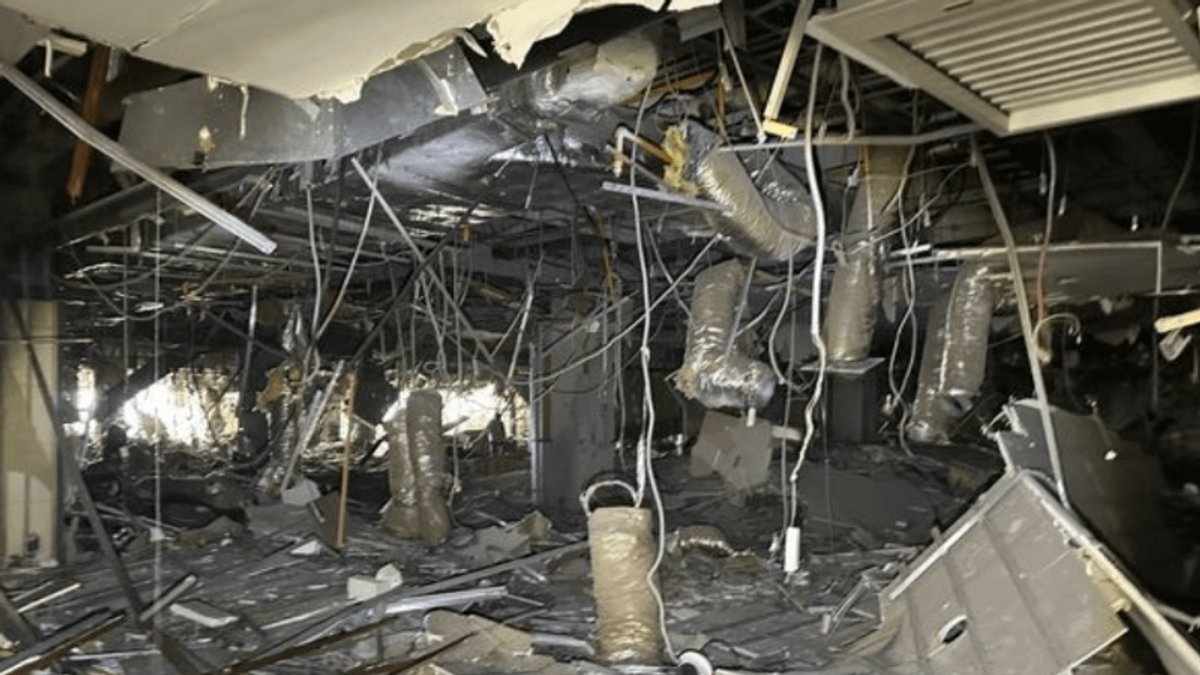 台中新光三越美食街疑似改裝發生氣爆。(圖/翻攝畫面) 台中新光三越美食街疑似改裝發生氣爆。(圖/翻攝畫面)