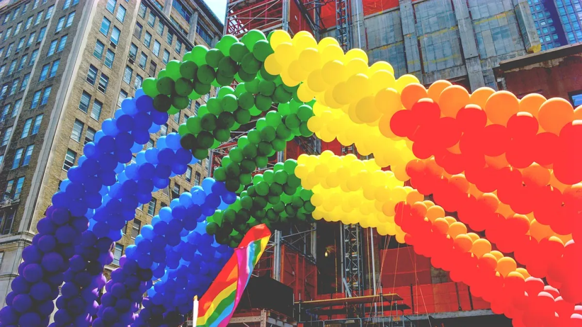今年是洛杉磯同志驕傲遊行(LA Pride Parade)第49年舉辦,也是美國同志運動起源「石牆事件」50週年紀念,在音樂與歡呼聲中,人人互道「驕傲遊行快樂」(Happy Pride)。(示意圖/ gagnonm1993 @pixabay)