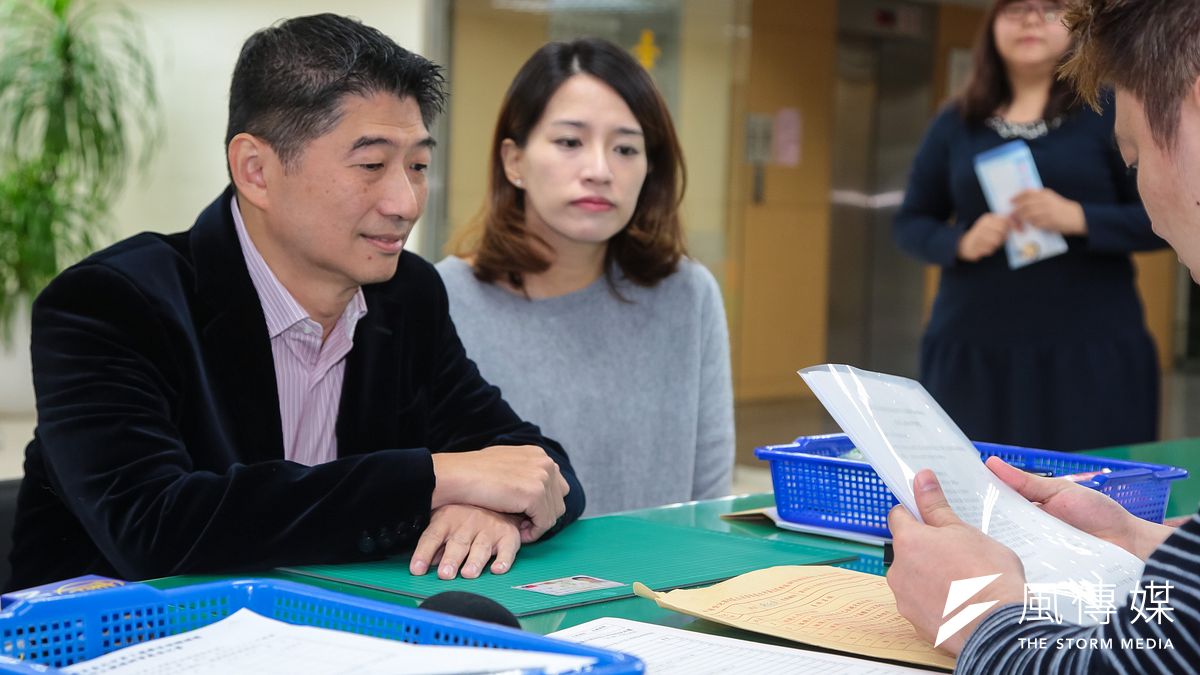 國民黨北市議員陳炳甫和懷有身孕的太太14日下午一同前往選委會登記參選台北士林大同區立委補選,陳炳甫表示,這場選舉「絕對不是一場輕鬆的戰役」,一定要加倍努力。(顏麟宇攝) 國民黨北市議員陳炳甫和懷有身孕的太太14日下午一同前往選委會登記參選台北士林大同區立委補選,陳炳甫表示,這場選舉「絕對不是一場輕鬆的戰役」,一定要加倍努力。(顏麟宇攝)