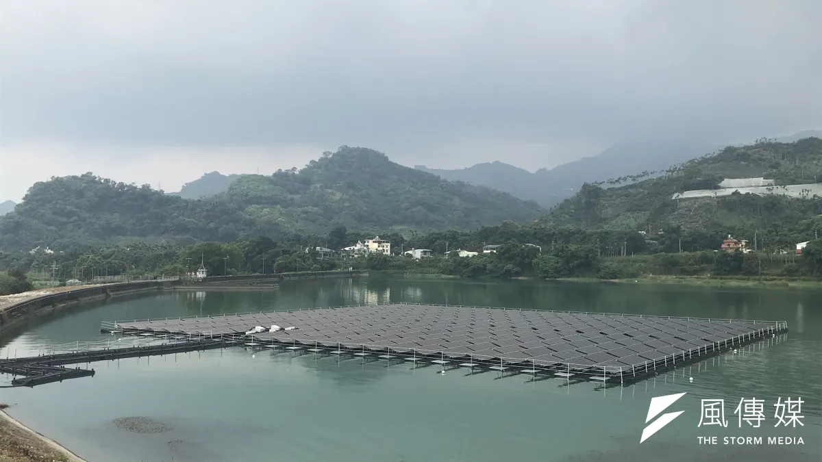 台電在大甲溪馬鞍壩打造首座水上太陽光電站,今年3月已經併聯發電,預估一年可以發出38萬度電,相當於1152戶家庭的月用電量。(廖羿雯攝)