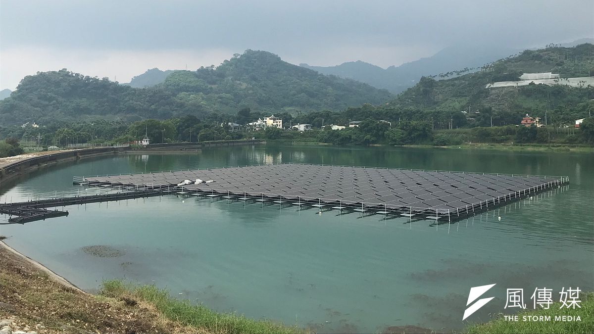 台電在大甲溪馬鞍壩打造首座水上太陽光電站,今年3月已經併聯發電,預估一年可以發出38萬度電,相當於1152戶家庭的月用電量。(廖羿雯攝) 台電在大甲溪馬鞍壩打造首座水上太陽光電站,今年3月已經併聯發電,預估一年可以發出38萬度電,相當於1152戶家庭的月用電量。(廖羿雯攝)
