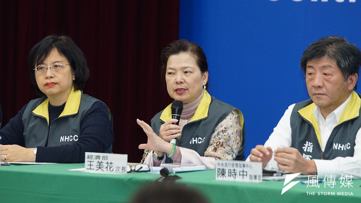 經濟部次長王美花(見圖)今(2)日出席中央流行疫情指揮中心記者會,表示本周產能預估達到每日平均820萬片。(盧逸峰攝) 經濟部次長王美花(見圖)今(2)日出席中央流行疫情指揮中心記者會,表示本周產能預估達到每日平均820萬片。(盧逸峰攝)