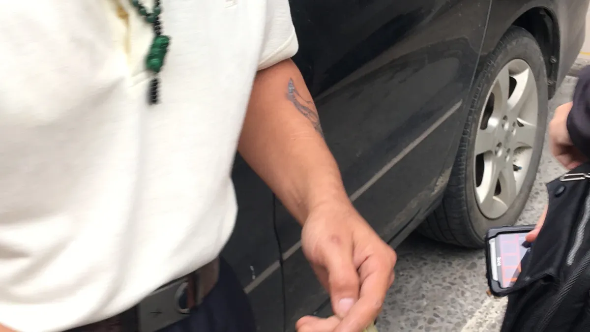 昔日同窗破車窗行竊 警官逮賊落淚認罪
