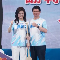 謝龍介(右)1日領表登記,正式成為台南市長候選人。(蔡親傑攝) 謝龍介(右)1日領表登記,正式成為台南市長候選人。(蔡親傑攝)