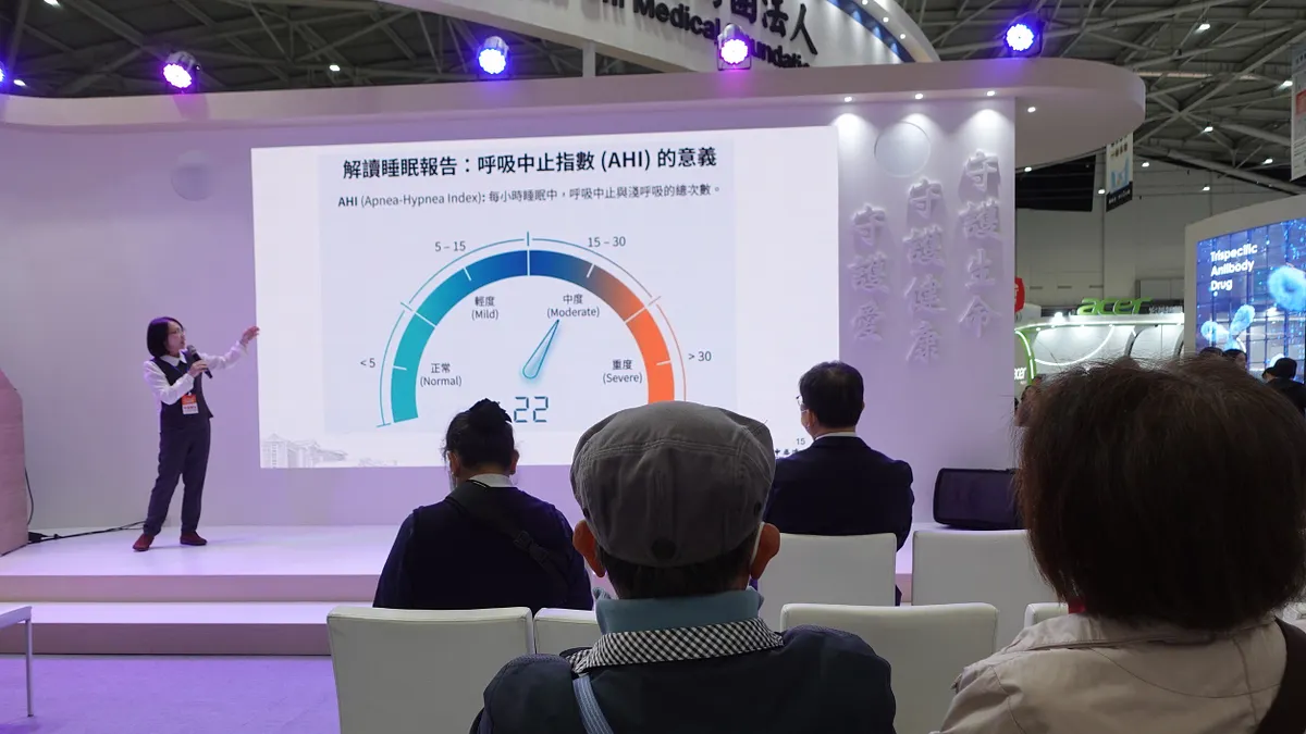 孫傳鴻醫師深入簡出的分享,讓台下民眾清楚了解睡眠的重要。(圖/台中慈濟醫院提供) 孫傳鴻醫師深入簡出的分享,讓台下民眾清楚了解睡眠的重要。(圖/台中慈濟醫院提供)