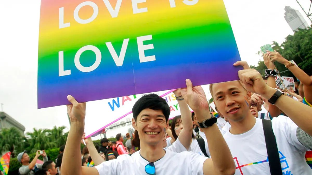 2015年10月31日,台北舉行的台灣同志遊行。(美聯社)