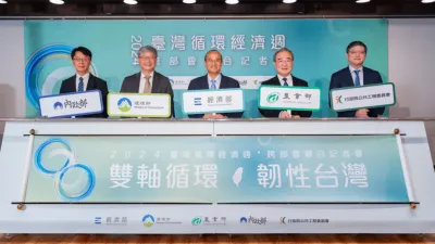 五大部會長官共同為「2024臺灣循環經濟週」揭開序幕,啟動數位與綠色雙軸轉型策略。(從左到右:內政部主任秘書黃駿逸、環境部常務次長沈志修、經濟部常務次長連錦漳、農業部政務次長胡忠一、行政院公共工程委員會副主任委員李怡德)。(圖/經濟部提供)