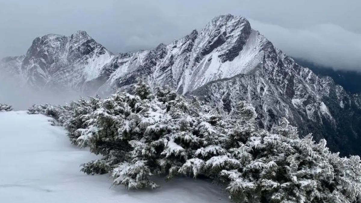 玉山下雪了!(圖/翻攝自鄭明典臉書)