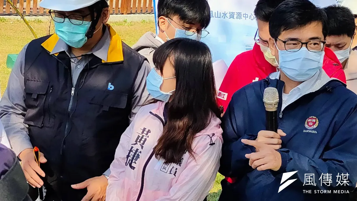 綠營高層近期一再安排黃捷(中)參加市長陳其邁(右一)在鳳山區的公開行程,並刻意讓黃捷緊偎陳其邁身旁,藉以增加曝光度。(圖/徐炳文)