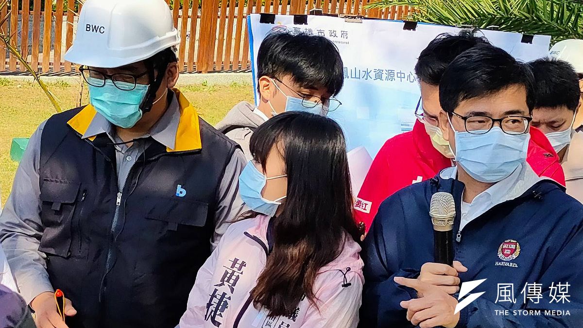 綠營高層近期一再安排黃捷(中)參加市長陳其邁(右一)在鳳山區的公開行程,並刻意讓黃捷緊偎陳其邁身旁,藉以增加曝光度。(圖/徐炳文) 綠營高層近期一再安排黃捷(中)參加市長陳其邁(右一)在鳳山區的公開行程,並刻意讓黃捷緊偎陳其邁身旁,藉以增加曝光度。(圖/徐炳文)