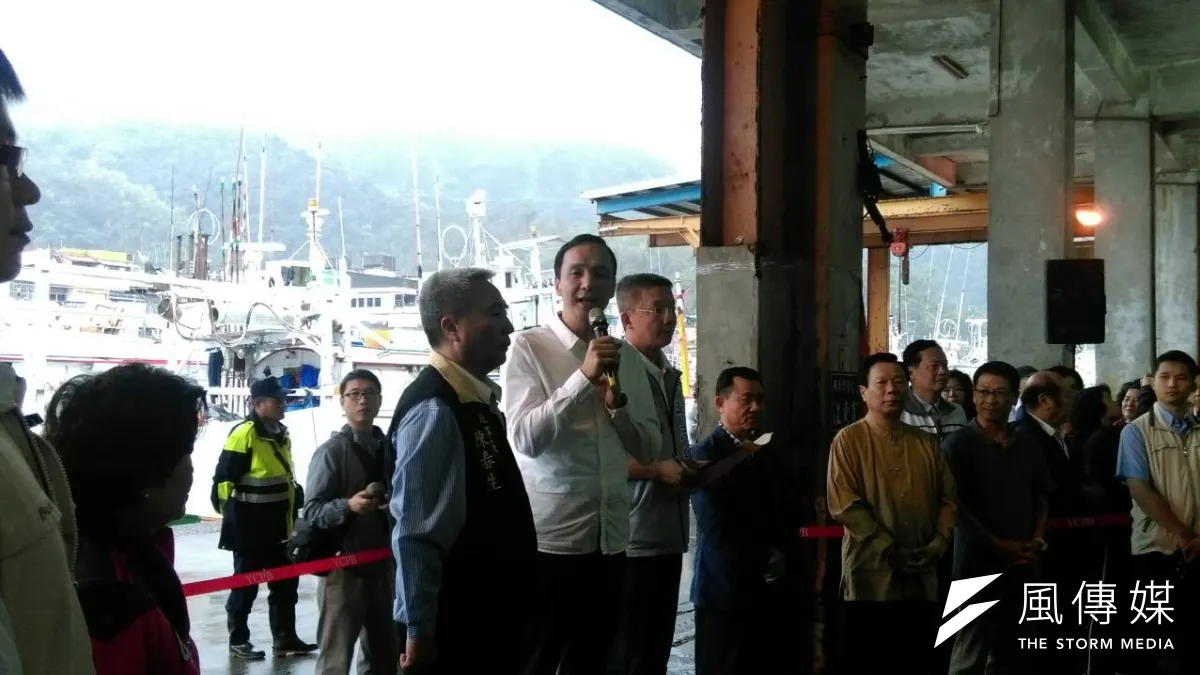 朱立倫下午在前縣長呂國華、前立委楊吉雄、國民黨宜蘭立委參選人李志鏞陪同下,前往宜蘭蘇澳區漁市場與漁民座談。(周怡孜攝)
